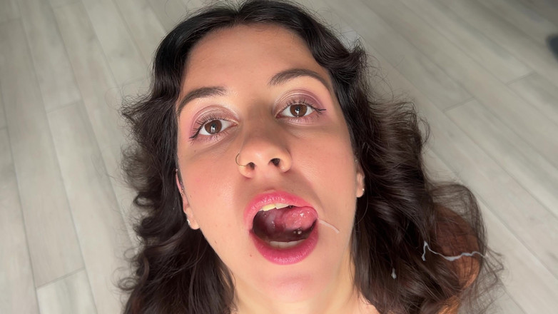 Katty West: w jamie ustnej bawi się spermą