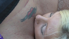 Hot Girlz: Zlobivá blonďatá lesbička jí venku kundičku a je sexy