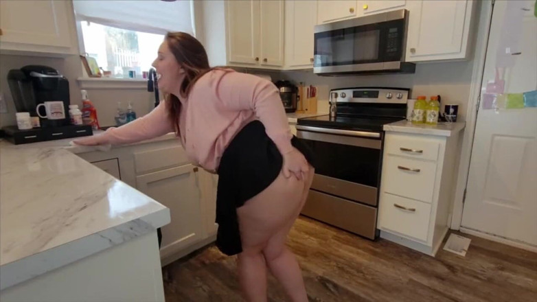 KinkyKatie: Real bbw milf limpa cozinha enquanto usa lovense flexer vibrador -...