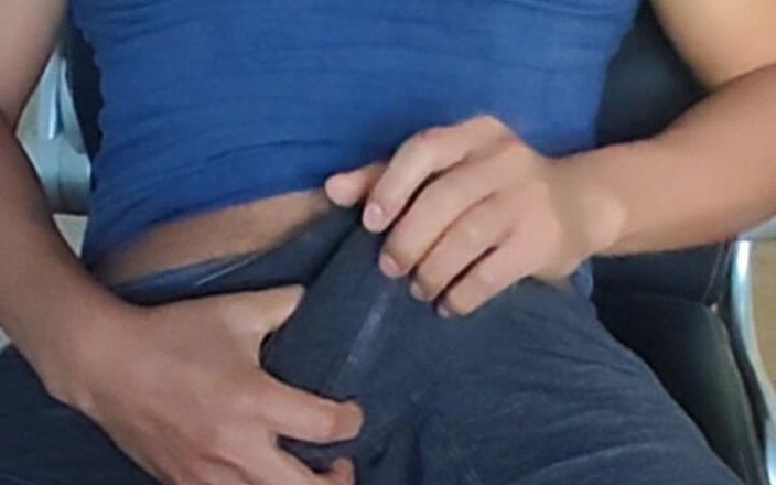 Hot guy videos: Pria membelai, masturbasi, dan menggosok kontolnya dengan pakaian dalam