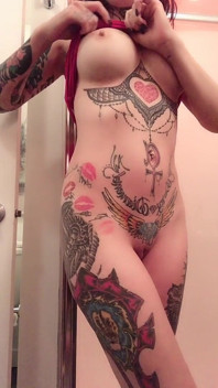 Getatoeëerde kont schudden