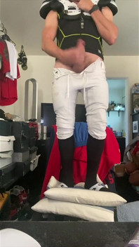 L'atleta del calcio Dilf jockdad87 è super eccitato nei suoi assorbenti, pantaloni e calze in cam