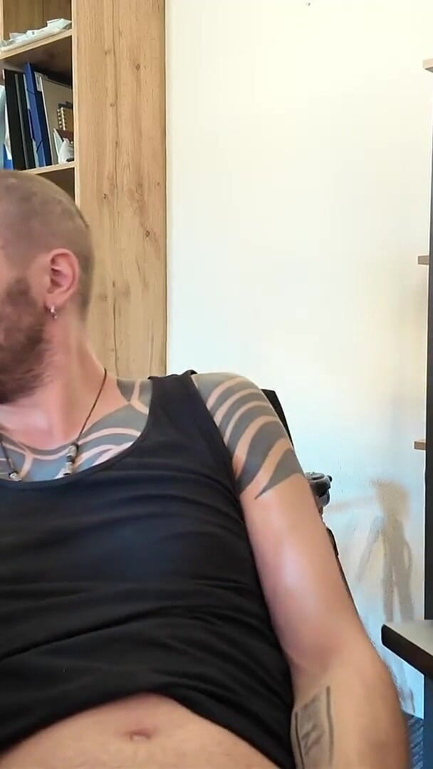 Jerking off to Porn (DPeggingD Leanko)