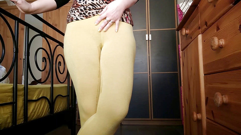 RavenBigAss: Smáčení zoufalé milfky v domácnosti