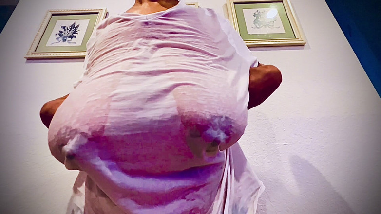 VeeVee Vixen: Natte t-shirt enorme tieten