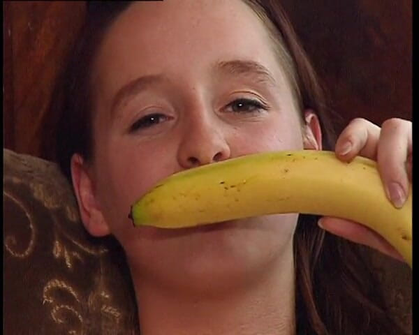 YOUR FIRST PORN: Trekt zich af met Banana