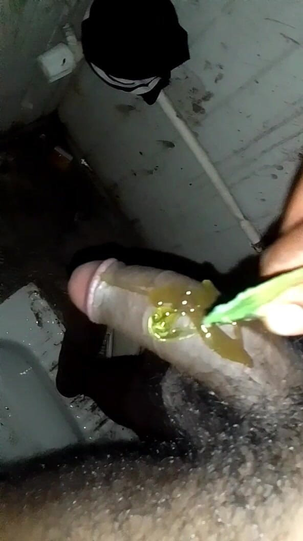 Aashiq: Cậu bé Ấn Độ baht big cook đến chụp trong phòng tắm