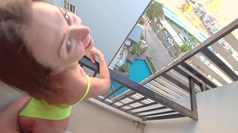 Mia Bandini: Tânără gagică futută anal pe balconul hotelului cu ejaculare facială