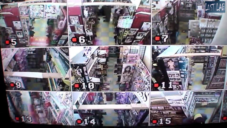 Lust lab: Osamělá mladá manželka - prohlížení dospělého DVD Aisle, zatímco její manžel...