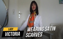 Lady Victoria Valente: Saténové šátky s bílou blůzou a brežinami