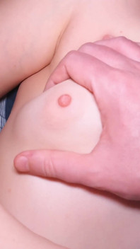 Melancap bersama dengan teman wanita dengan tetek kecil sehingga pancutan mani!