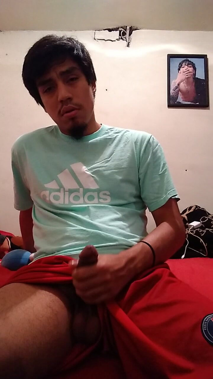 AlexAlejandro13: इन शॉर्ट्स को थोड़ा-थोड़ा करके उतारो ताकि मेरा लंड सख्त हो जाए