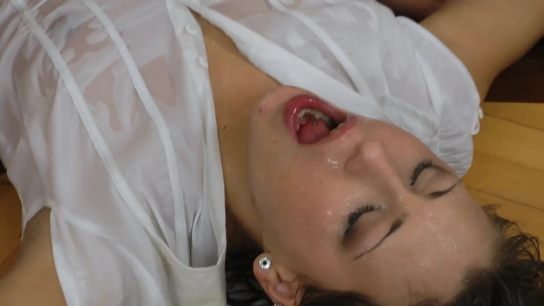 Hot Sex Party: 白人荡妇想要和她的朋友一起尝试并和同一个男人做爱