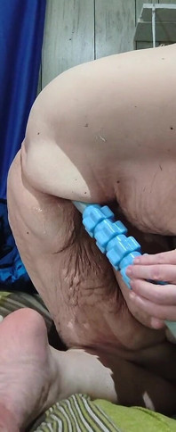 Mira ese padrastro de juguete anal que acaba de comprar esta chica traviesa