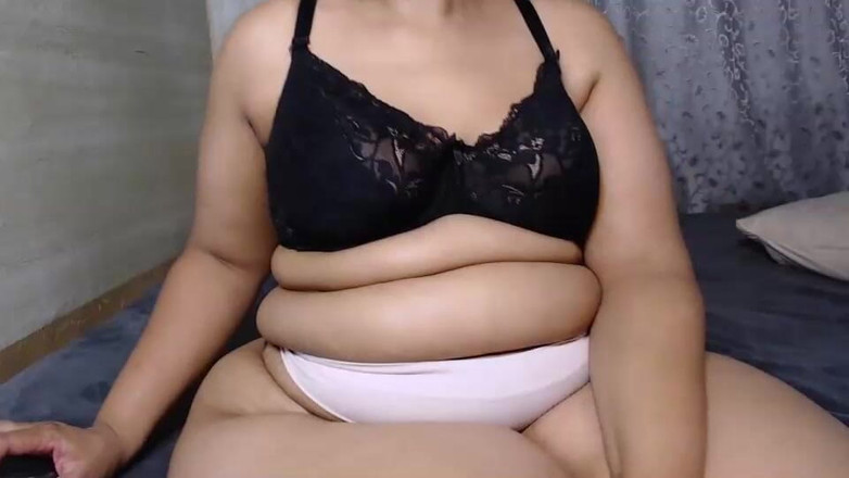 Legendary Booty Overdose: Femeie latino africană mare și frumoasă face striptease și masturbare