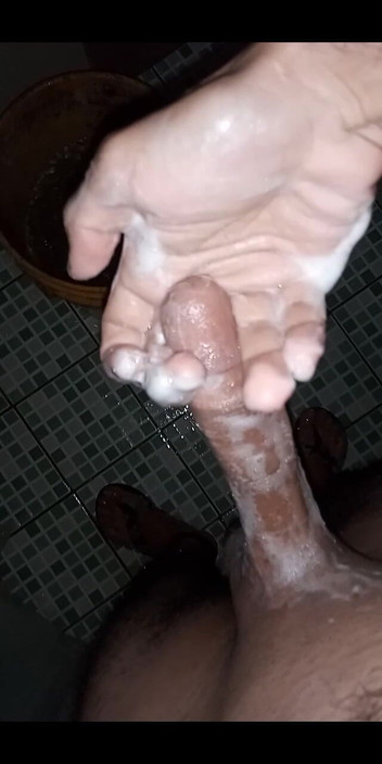 Cute boy jerks off: Karım bana odasında bir video gönderiyor ve ben de benimkini...