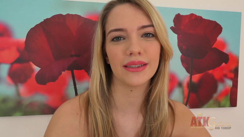 ATKIngdom Fans: 캐스팅에서 스트립하고 포즈를 취하는 Kenna James