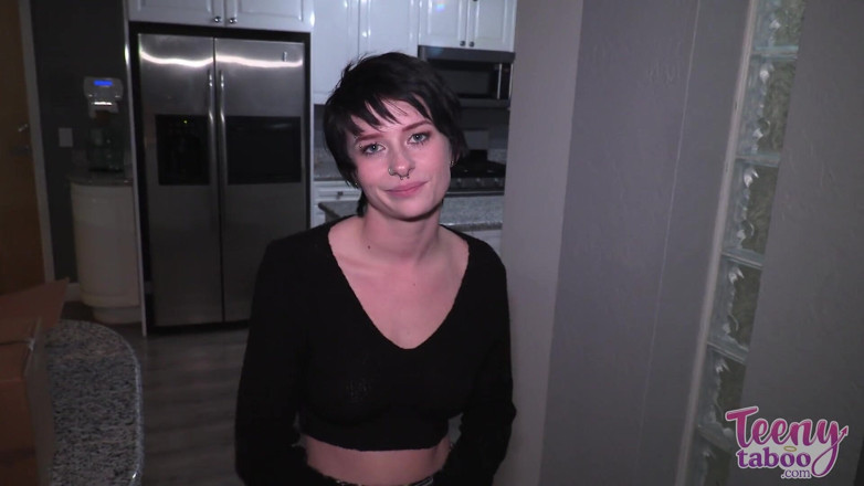 Teenytaboo: Kitty, la belle-fille du voisin se fait éjaculer dessus