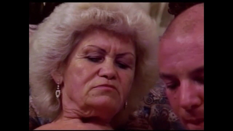 Bizzarre World: Brudna stara dziwka błaga o jebanie w twarz