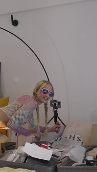 Twerking Raver Girl Dari Festival Muzik Dalam Stoking Jala Badan Penuh Untuk Menunjukkan Puting dan Pantat Besarnya