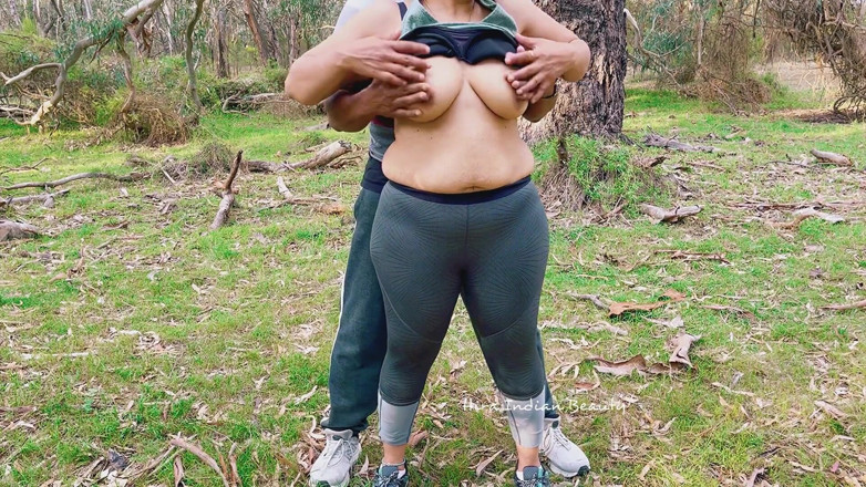 Hot 365 Entertainments: Sexe risqué dans la nature - un couple indien audacieux se...