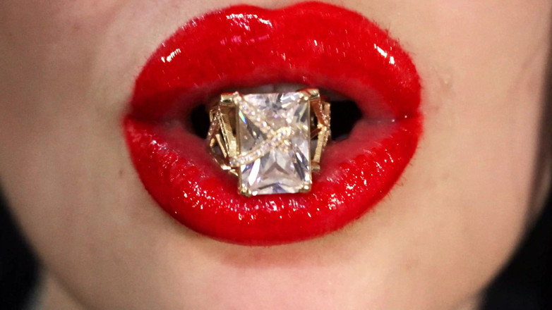 Goddess Misha Goldy: Lippenstift &amp; sieraden &amp; nagelsfetisj