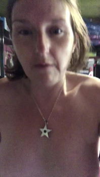 Rozprzestrzenianie My Hairy Pussy Lips Apart do cewnika sikanie do szkła w mojej sypialni. Daje ci epicki widok mojego ciasnego Minge