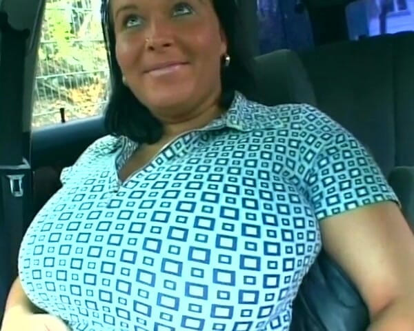 Busty German Sluts: Une MILF allemande pulpeuse se fait éjaculer sur ses gros seins