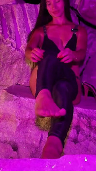 超级性感的女神用假阳具达到完美的尼格高潮