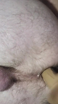 Creaming från min manpussy medan knullar en dildo. Vem vill smaka?