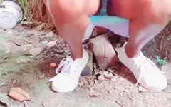 Une Sri-lankaise pisse dans la nature, voix cinghalaise