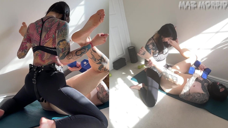 KinkyFemdomTV: Allenamento pegging con la padrona patricia e maz morbid