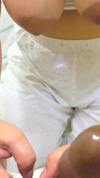 bare stan vaali milf(chodne laayak mammi) sauteli mammi sautele bete ko uske vishaal stan dikhaate hue tel ke saath haathon se land chusaee karne men madad karti hai