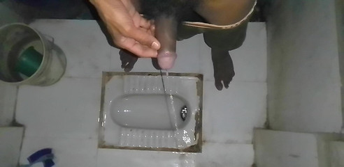 Che: Čůrání v koupelně černý velký penis indický muž