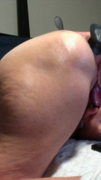 Hete milf krijgt een enorme kontplug en anale kralen in haar kont gestoken door manlief