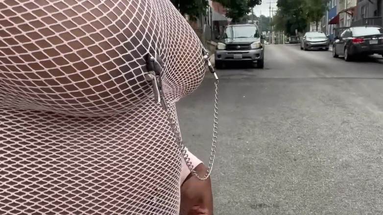 Super sexy ebony cuties: Mergând în jurul în rochie plasă futându-mi pizda pe scara publică