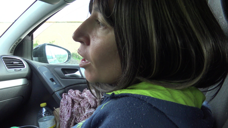 Stepmom Susan: Madrasta amadora dá ao enteado uma punheta para seu aniversário...