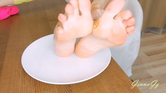 GinnaGg: Vylízal mi z nohou krabičku džemu, mmmm ... Jak sladká jsem)...