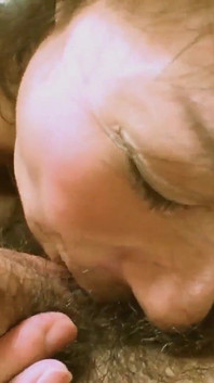 Akiko Oda - una zorra infiel japonesa traviesa nacida con mucho pelo en su coño se deleita en el coño