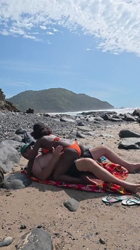 Tides ve birbirlerinin arasında kayboldu - azgın zenci orta yaşlı seksi kadın sevgilisine biniyor