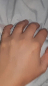 Aku bergiliran bermain dengan memek tetanggaku di bawah selimut