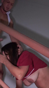 Presa milf Alondra Presa em escada usada por inquilino pervertido - garganta profunda e facial