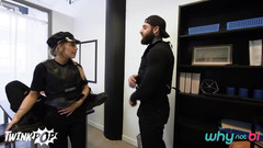 WhyNotBi: Gli agenti doganali Shana Lane e Tony D'angelo devono trovare...