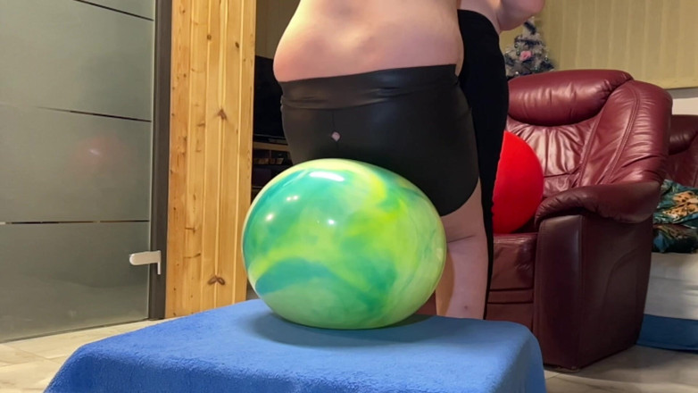 BeachBallsDuo: Huge Green Rubberball Suffered a Lot Under Our 230kg-500lbs Bodies!!