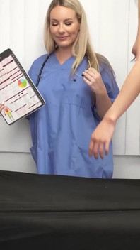 Doktor podwójnie zalana ich obu: gorąca pielęgniarka króliczek i loszka Alexia Anders