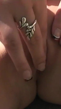 Uma loira se masturba com seu brinquedo sexual no jardim desfrutando como uma puta