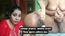 भारतीय सुंदर लड़की बैंगन के साथ घर में अकेले हस्तमैथुन करती है