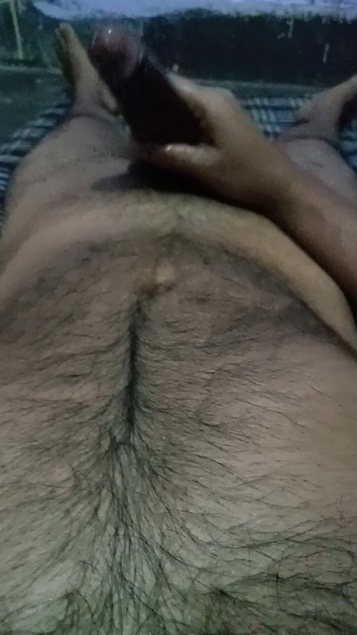 Raaz26d: मेरे दोस्त की वेश्या पत्नी के बारे में सोचते हुए मेरे बड़े और मोटे लंड को तेल से तेल लगाना और रेस्ट रूम में हस्तमैथुन करना