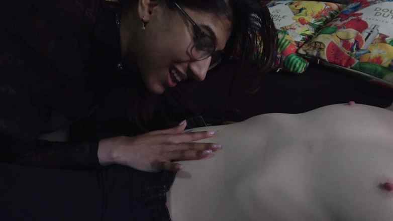 NM fetish femdom videos by Princess Nikki Cruel: Gagica tatuată își curăță buricul