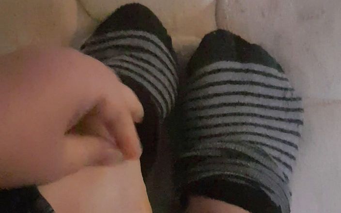 Faith&#039;s Feet Fetish: Faith&amp;#039;s feet fetish - taking my socks off after a long...